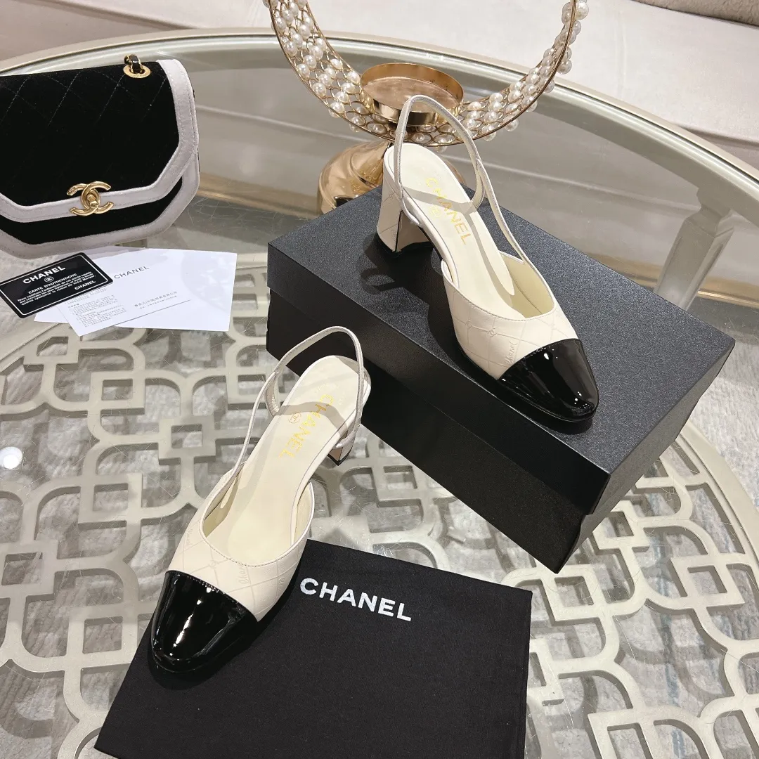 👟👟Ex-factory price 540👟👟 CHANEL Xiangjia 24vs spring and summer new fashion sandals series... Chanel is a very comprehensive noble fashion lifestyle brand. The same models are sold by major fashion bloggers and celebrities in Hong Kong, the United States, and other countries. They are simply beautiful. I fall in love with elegance and the playful sense of the future. I want to own them right away just by looking at them. But you can really think about a pair of exquisite high heels. This series is specially designed for extraordinary and indifferent ladies to create a unique overall effect. CHANEL designs products that inspire women to move forward and highlight their charm... 1️⃣Material: Original customized patent leather + imported sheepskin 2️⃣Inner lining: Original customized imported sheepskin 3️⃣Feet: Original customized imported sheepskin 4️⃣Outsole: Genuine leather sole imported from Italy 5️⃣Heel height: 2.5cm/6.5cm/9cm 6️⃣Number: 34-43 (34.40.41.42.43 customization is not returnable) 7️⃣Packaging: The latest and exquisite full set of packaging at the counter